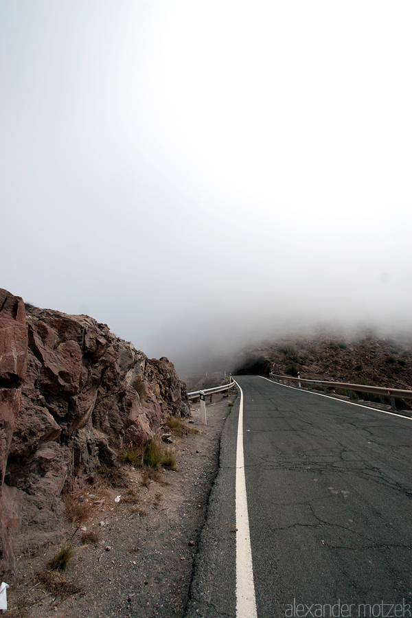Foto von Gran Canaria Steilküste Berge hängen in den Wolken